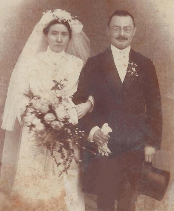 Hochzeitsfoto von Josef Lande und Katharina Weiß, 1914. Sie hatten einander bei einer Wallfahrt nach Mariazell kennen gelernt. Katharina Weiß war als 15. Kind einer Bauernfamilie in der Kaiser Josef Straße aufgewachsen. Sammlung Josef Lande